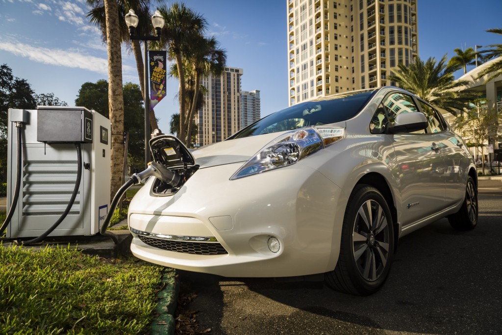 bmw-and-nissan-partner-to-deploy-dual-fast-chargers-across-the-us-to-benefit-electric-vehicle-drivers-2015-12-23-nissan-leaf_02