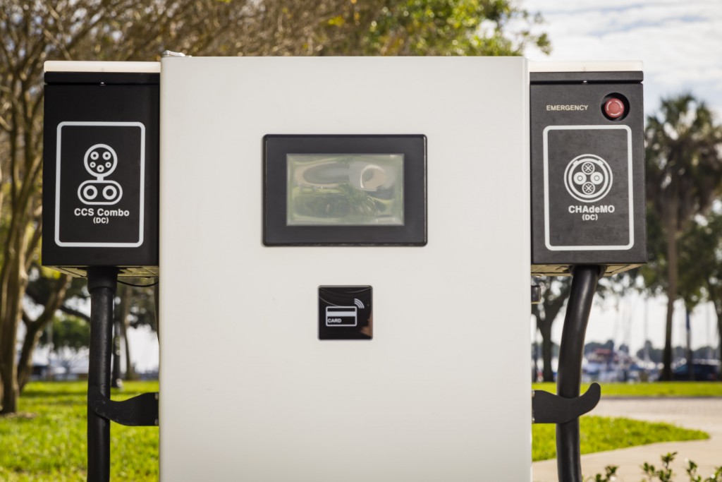 bmw-and-nissan-partner-to-deploy-dual-fast-chargers-across-the-us-to-benefit-electric-vehicle-drivers-p90206951-highres_02