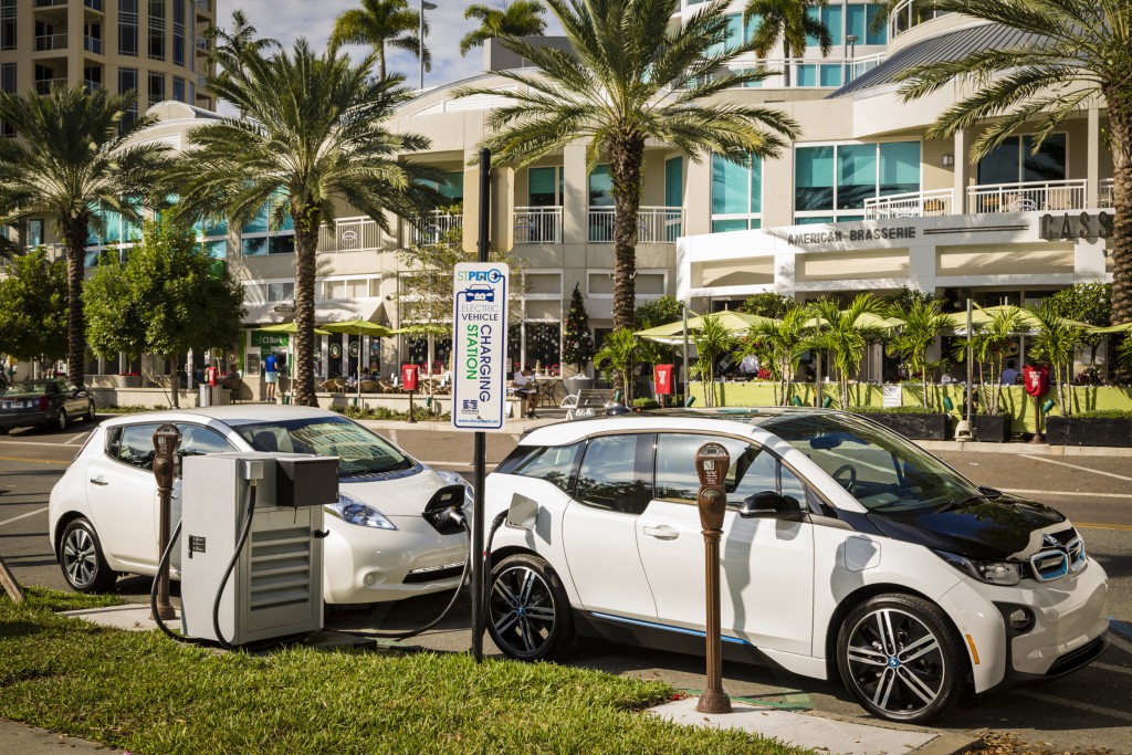 bmw-and-nissan-partner-to-deploy-dual-fast-chargers-across-the-us-to-benefit-electric-vehicle-drivers-p90206952-highres_02