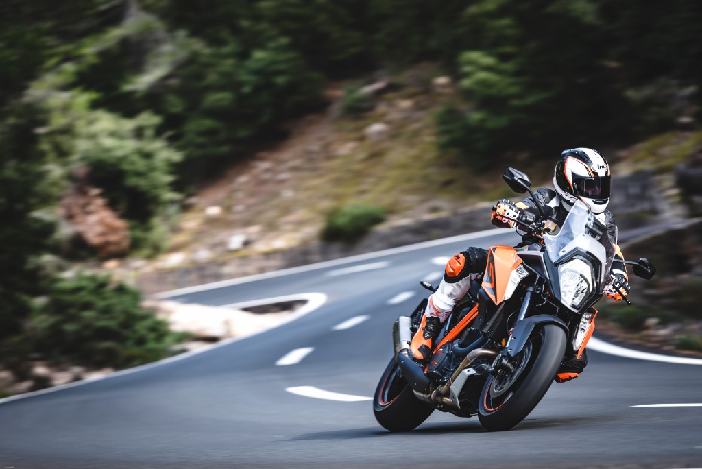 108961-ktm-1290-super-duke-gt_01