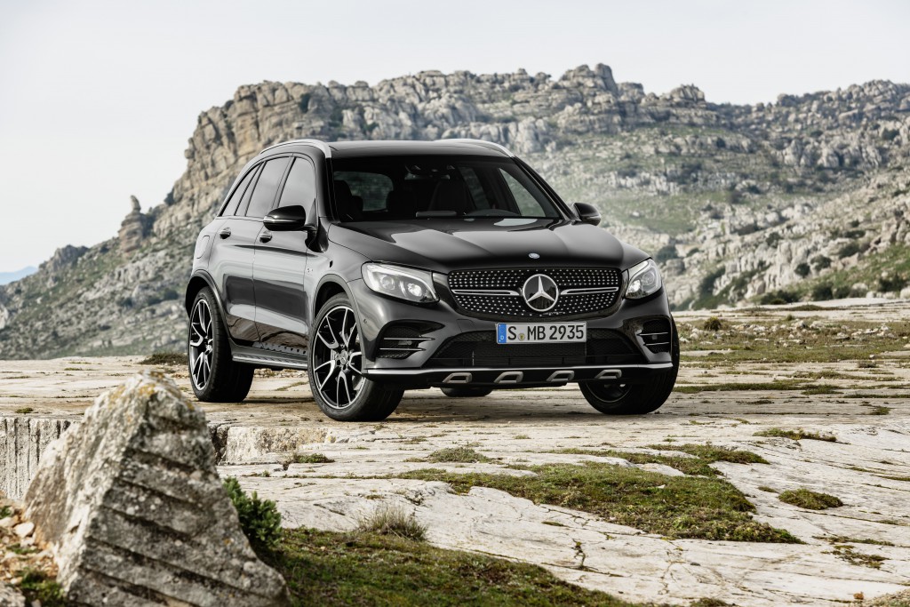 Mercedes-AMG GLC 43 (X 253), 2016 Exterieur: Obsidianschwarz; Interieur: Leder Schwarz, Performance Sitze Kraftstoffverbrauch kombiniert (l/100 km): 8,3 CO2-Emissionen kombiniert (g/km): 189 exterior: obsidian black; interior: leather black, performace seats Fuel consumption, combined (l/100 km): 8.3 CO2 emissions, combined (g/km): 189