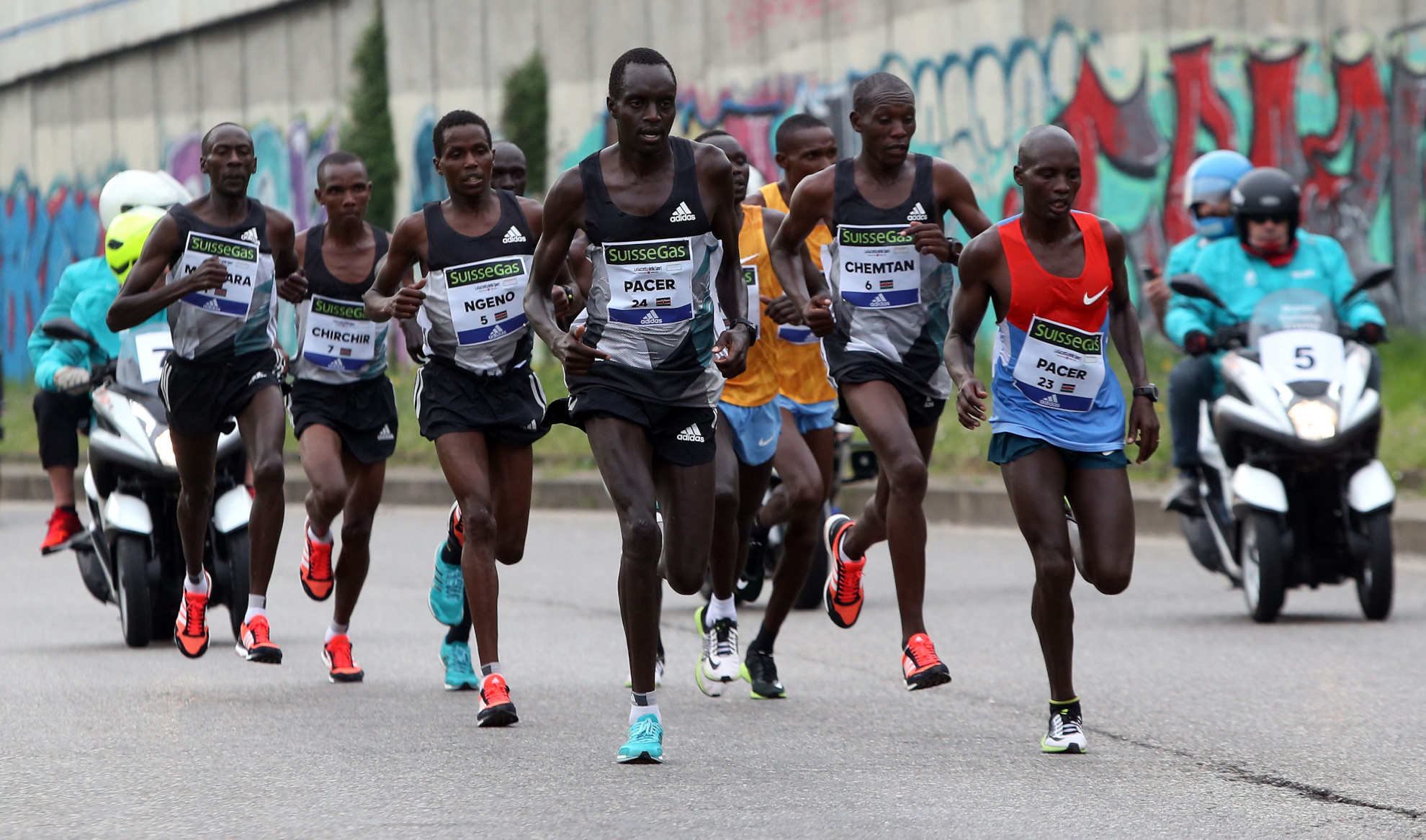 Alcuni atleti impegnati questa mattina alla 16¡ edizione della SuisseGas Milano Marathon, 3 aprile 2016. ANSA / MATTEO BAZZI