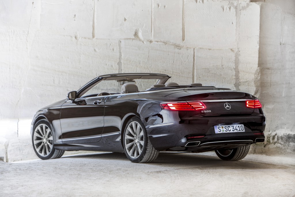 Das neue S-Class Cabriolet und der neue SLC, Côte d'Azur 2016, Mercedes Benz S 500 Cabriolet, rubinschwarz-mettalic, Leder: designo beige <> The new S-Class Cabriolet and the new SLC, Côte d'Azur 2016, Mercedes Benz S 500 Cabriolet, ruby black, Leather: designo Exclusive nappa porcelain / espresso brown Kraftstoffverbrauch kombiniert:  8,5 (l/100 km), CO2-Emissionen kombiniert: 199 (g/km)  Fuel consumption, combined:   8.5 (l/100 km), CO2 emissions, combined:  199 (g/km)