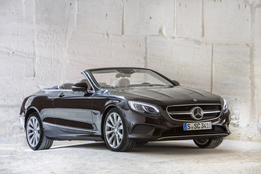 Das neue S-Class Cabriolet und der neue SLC, Côte d'Azur 2016, Mercedes Benz S 500 Cabriolet, rubinschwarz-mettalic, Leder: designo beige <> The new S-Class Cabriolet and the new SLC, Côte d'Azur 2016, Mercedes Benz S 500 Cabriolet, ruby black, Leather: designo Exclusive nappa porcelain / espresso brown Kraftstoffverbrauch kombiniert:  8,5 (l/100 km), CO2-Emissionen kombiniert: 199 (g/km)  Fuel consumption, combined:   8.5 (l/100 km), CO2 emissions, combined:  199 (g/km)