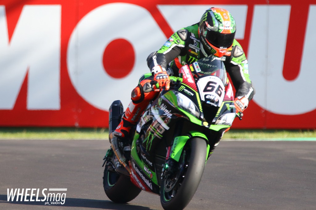 Il britannico Tom Sykes com la Kawasaki ZX-10R