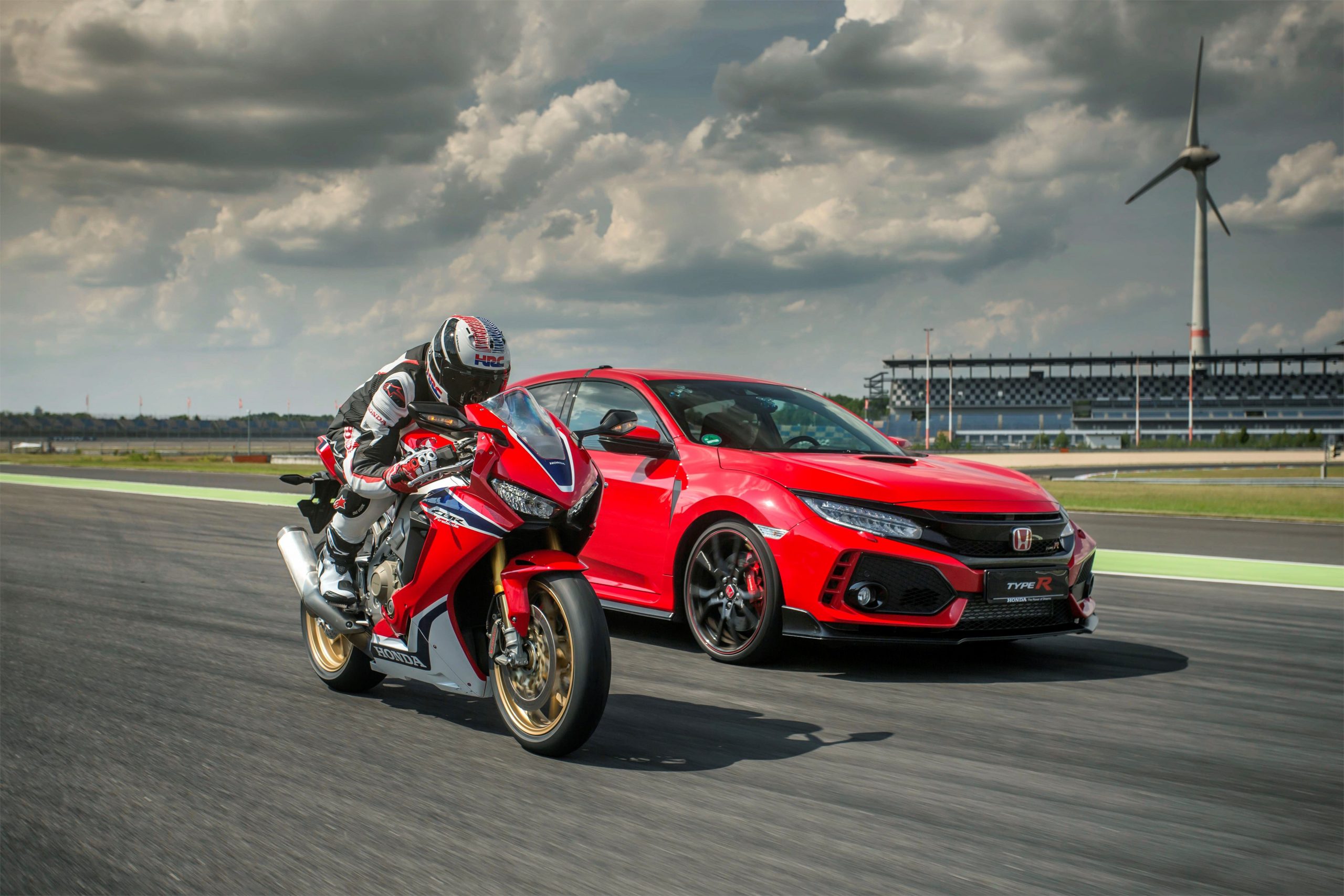 HONDA CELEBRATES 25 YEARS OF TYPE R AND FIREBLADE