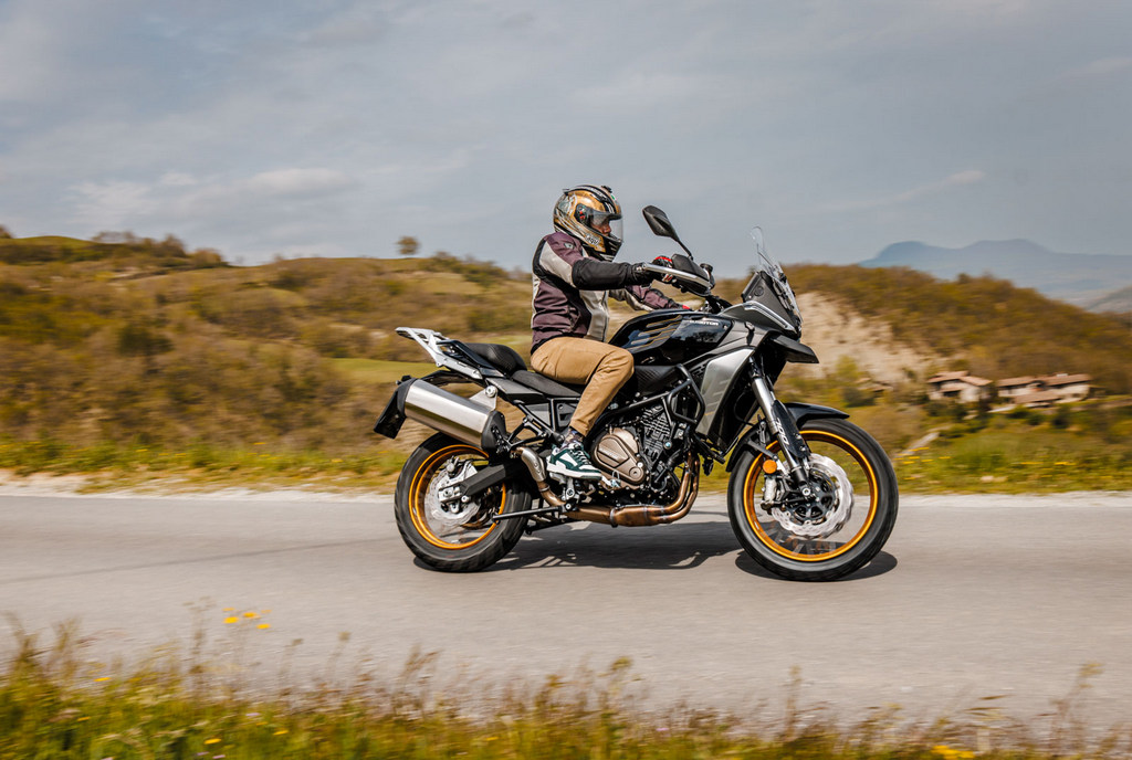 QJMOTOR: SRT 700SX e SRT 700S in promozione