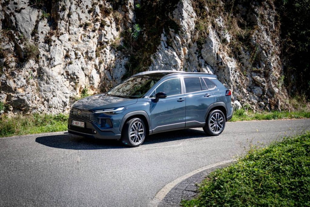 TOYOTA COROLLA CROSS 2026: DESIGN PIÙ AUDACE E DEBUTTO DELLA VERSIONE GR SPORT
