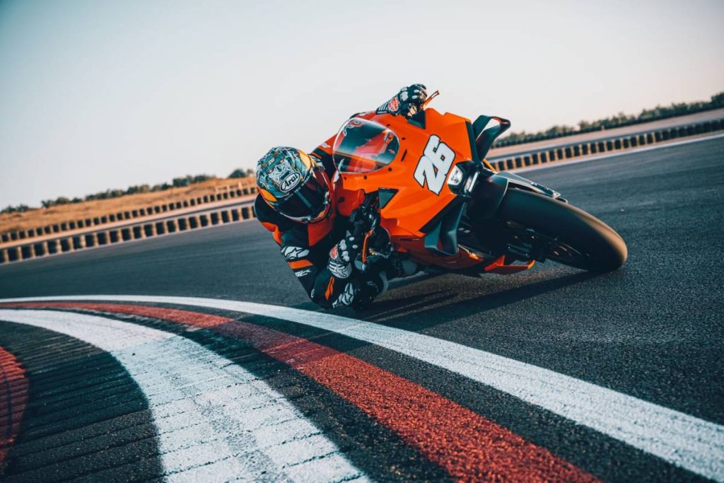 KTM 990 RC R 2026: il ritorno della supersportiva “Ready to Race”