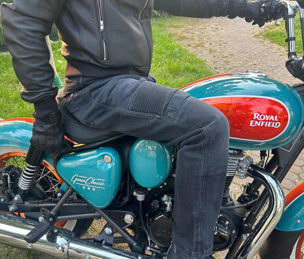 Pando Moto: jeans e pelle per un look senza tempo