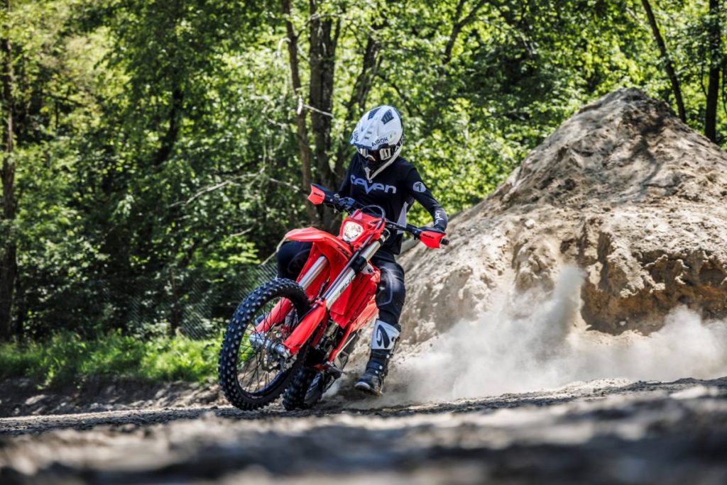 Airoh Aviator 3 EVO: il nuovo riferimento dei caschi off-road omologati FIM