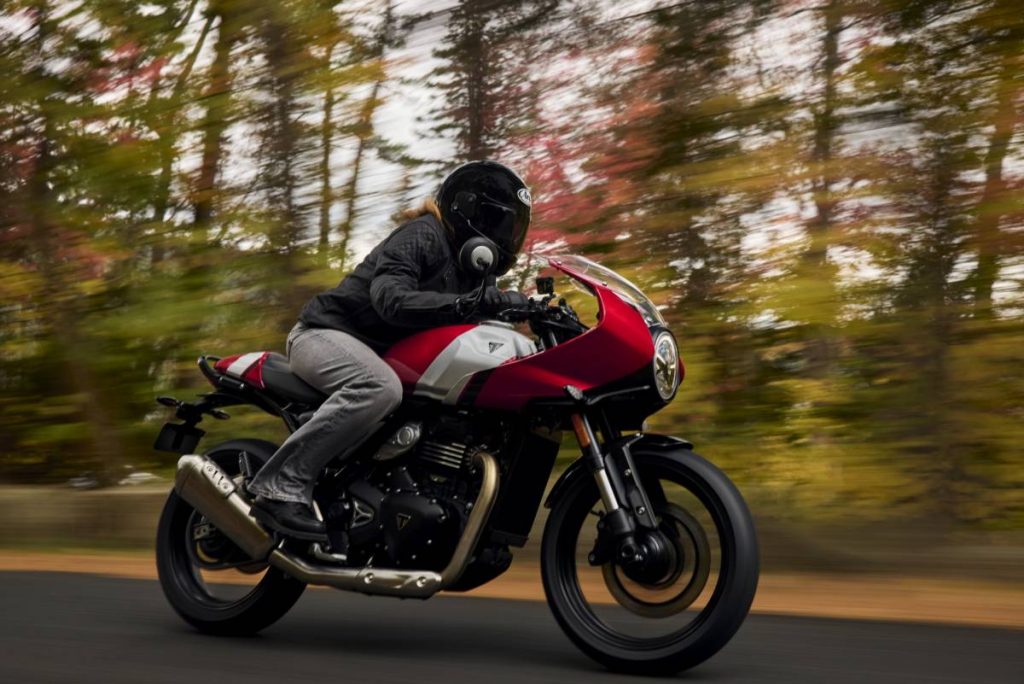 Triumph Tracker 400 e Thruxton 400: la nuova coppia d’assalto della gamma 400 cc