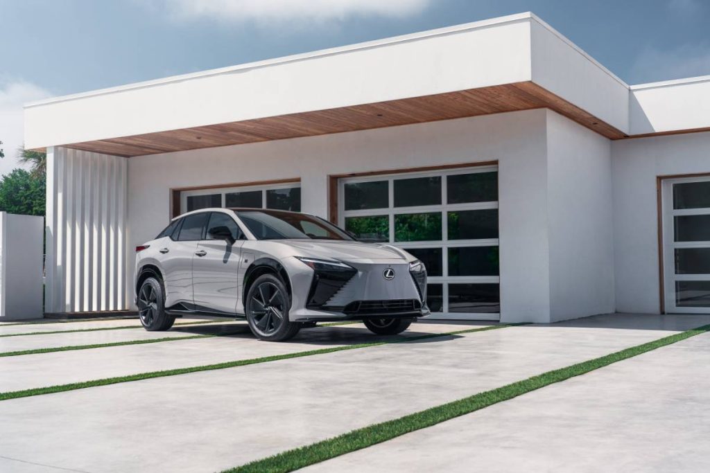 Lexus RZ 2026: più autonomia, più potenza, più tecnologia. Inizia la vendita del nuovo SUV elettrico di lusso